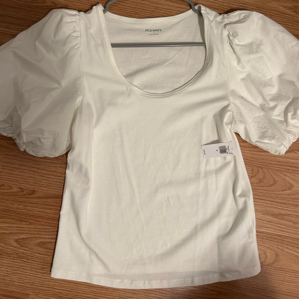 White M puffy sleeve top